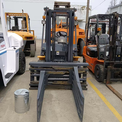 El montacargas amarillo FD30T Una máquina versátil para diversas aplicaciones