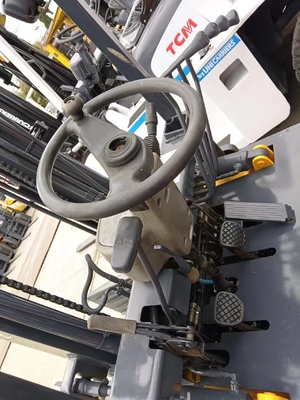 El montacargas amarillo FD30T Una máquina versátil para diversas aplicaciones