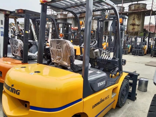 El montacargas amarillo FD30T Una máquina versátil para diversas aplicaciones