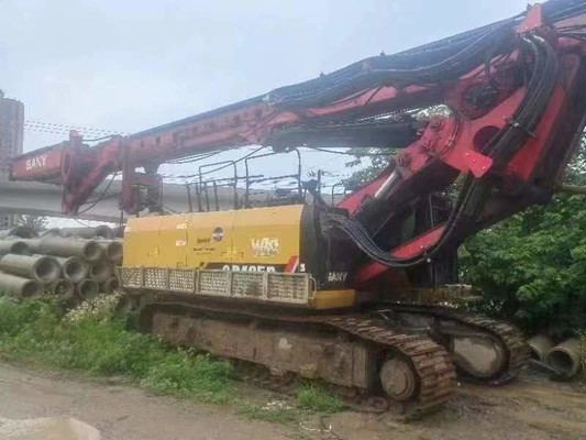 Profundidad máxima de perforación de 64 m y 63000 kg de capacidad de perforación