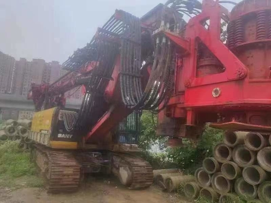 Profundidad máxima de perforación de 64 m y 63000 kg de capacidad de perforación
